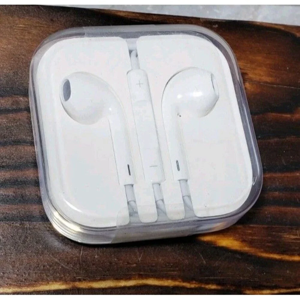 NEW OEM Genuine Apple EarPods with 3.5mm Headphone Jack